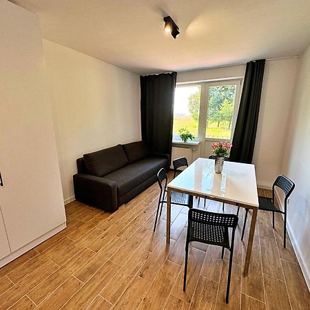 Apartamenty Lotnisko Leszno レシュノ エクステリア 写真