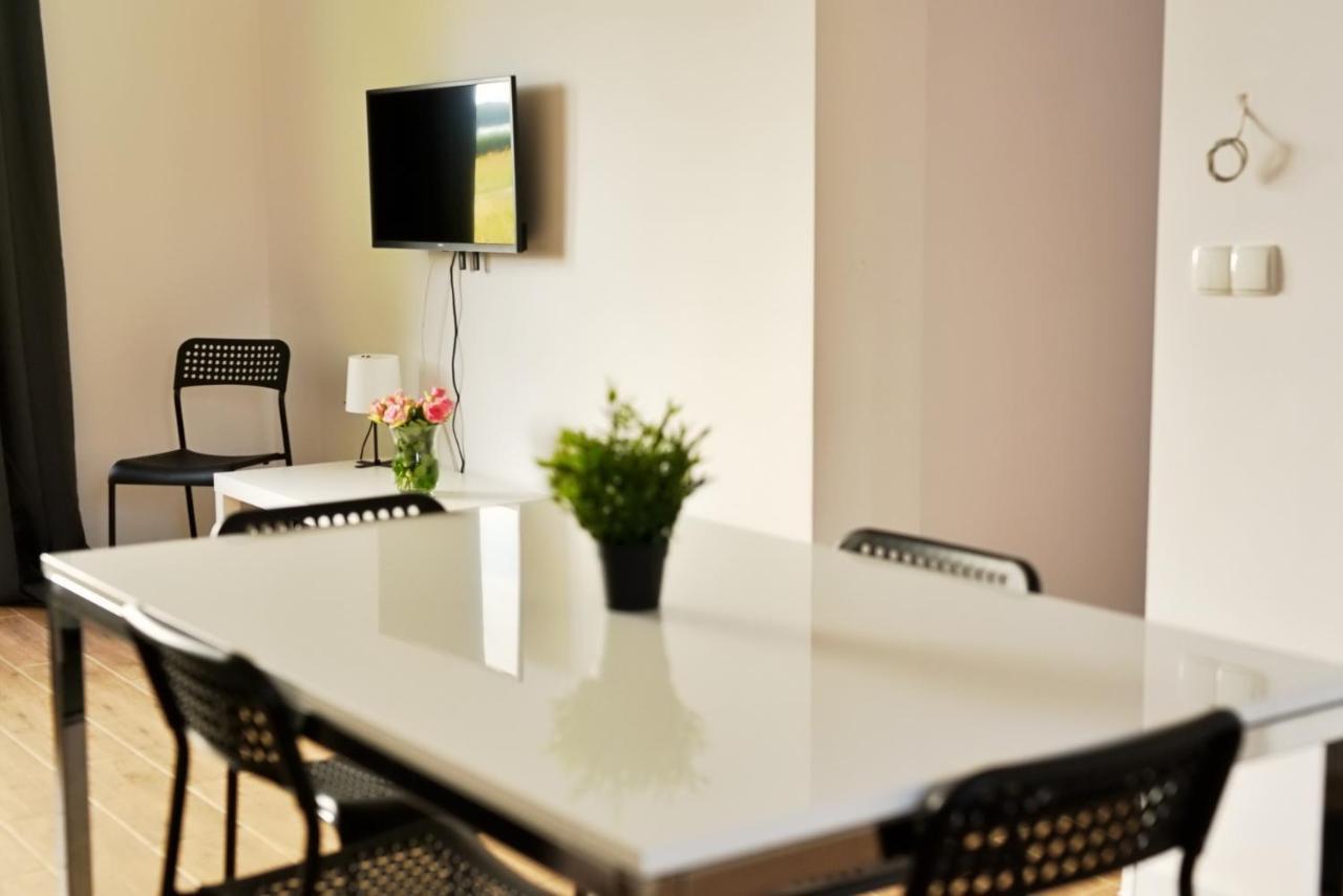 Apartamenty Lotnisko Leszno レシュノ エクステリア 写真