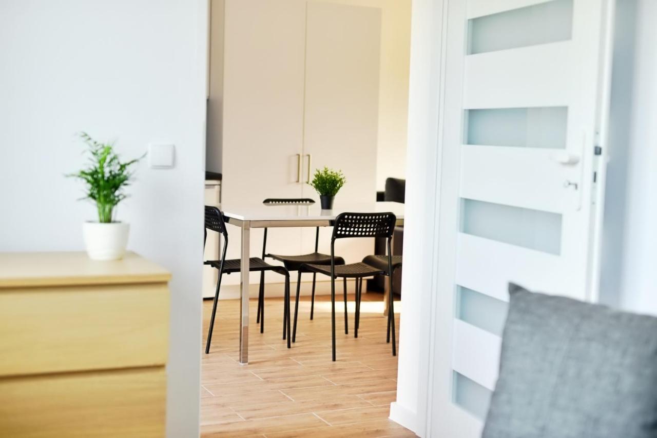 Apartamenty Lotnisko Leszno レシュノ エクステリア 写真